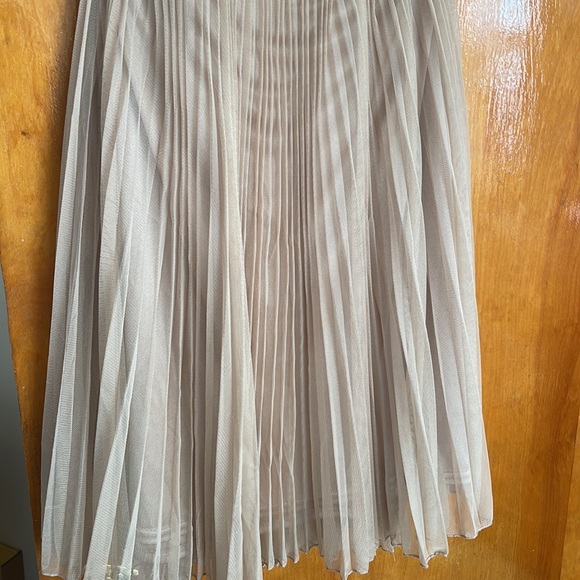 Halter gold/beige dress. Pleated. In perfect condition. - Picture 2 of 6